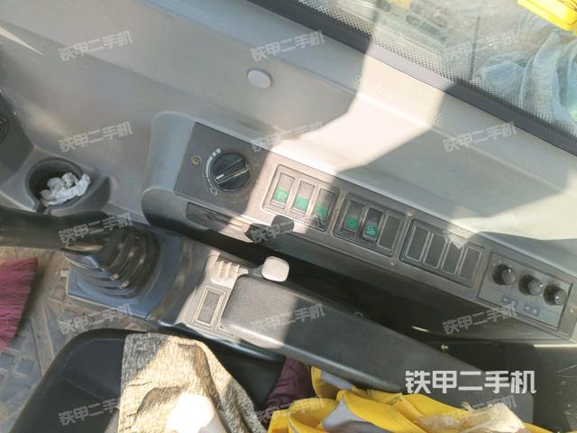 座椅右側(cè)控制臺(tái)/鑰匙門/油門/含右手柄(駕駛室部分) 座椅右側(cè)控制臺(tái)/鑰匙門/油門/含右手柄(駕駛室部分)