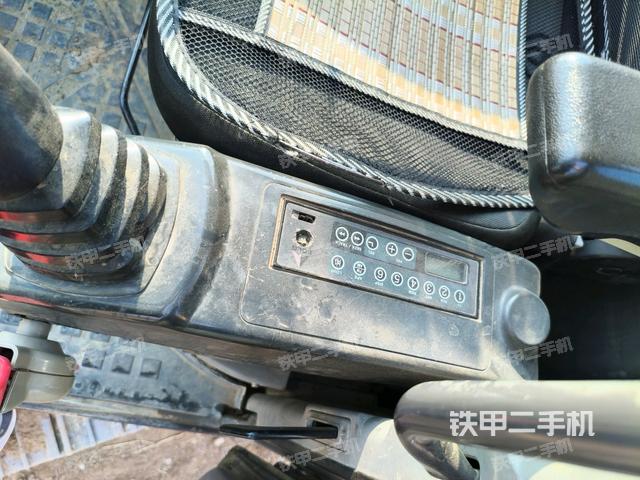 座椅右側(cè)控制臺/鑰匙門/油門/含右手柄(駕駛室部分) 座椅右側(cè)控制臺/鑰匙門/油門/含右手柄(駕駛室部分)
