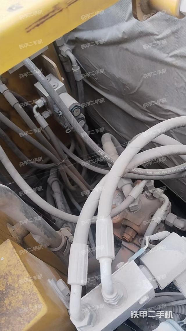 回转马达和主控阀（整机外观）