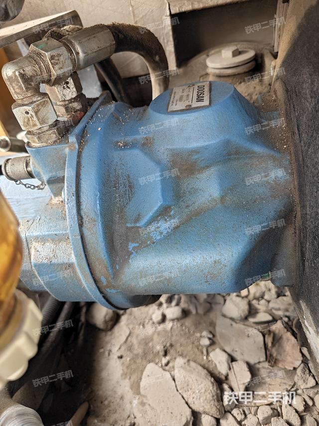 液压泵舱室正面整体（整机外观）