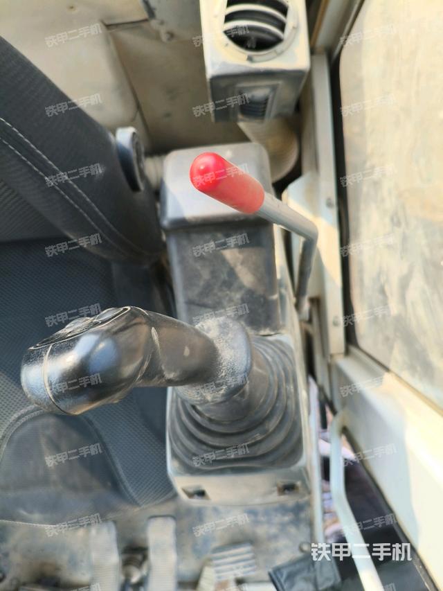 座椅右側(cè)控制臺(tái)/鑰匙門(mén)/油門(mén)/含右手柄(駕駛室部分) 座椅右側(cè)控制臺(tái)/鑰匙門(mén)/油門(mén)/含右手柄(駕駛室部分)