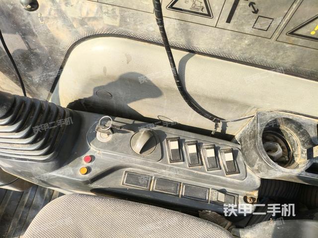 座椅左側(cè)控制臺/音響/含左手柄（駕駛室部分）