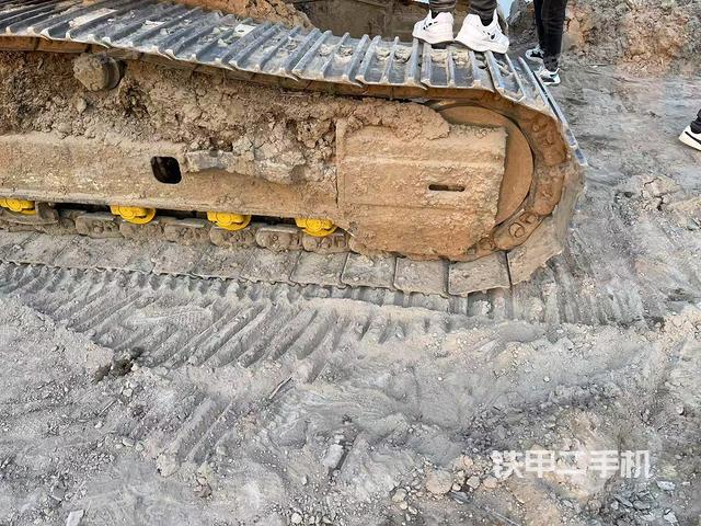 右驅(qū)動輪（行走機構(gòu)）