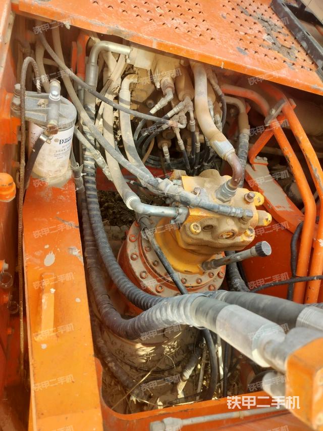 中央回轉(zhuǎn)接頭特寫（上車部件）