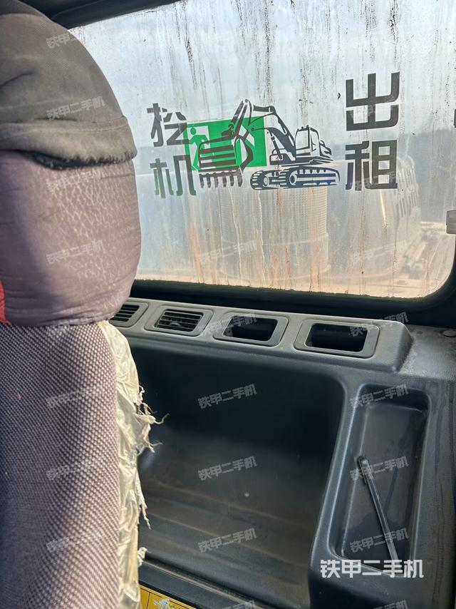 行走控制手柄和踏板?俯拍(駕駛室部分) 行走控制手柄和踏板?俯拍(駕駛室部分)