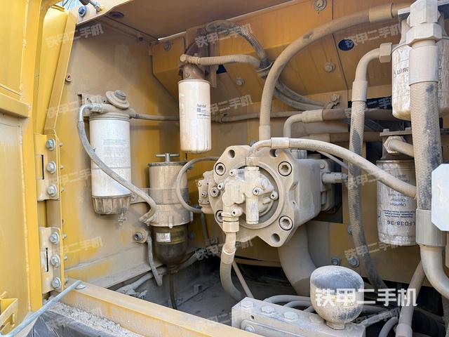 液壓泵艙室正面整體（整機外觀）