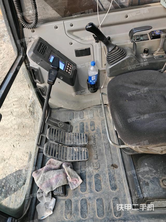 座椅右側(cè)控制臺/鑰匙門/油門/含右手柄(駕駛室部分) 座椅右側(cè)控制臺/鑰匙門/油門/含右手柄(駕駛室部分)