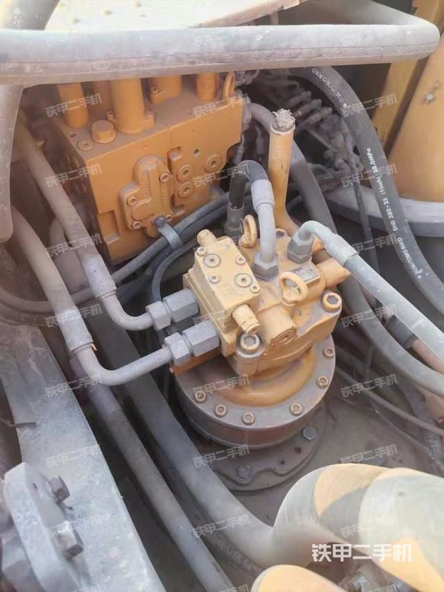 回轉(zhuǎn)馬達(dá)和主控閥(整機(jī)外觀) 回轉(zhuǎn)馬達(dá)和主控閥(整機(jī)外觀)