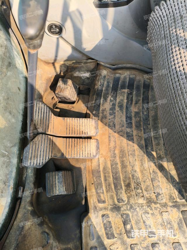 行走控制手柄和踏板?俯拍(駕駛室部分) 行走控制手柄和踏板?俯拍(駕駛室部分)