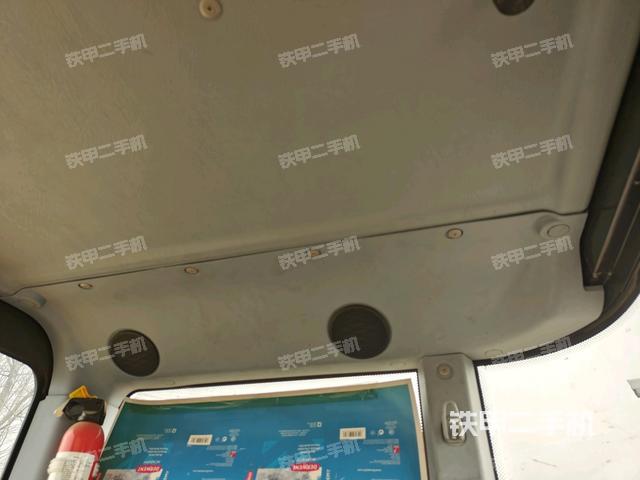 行走控制手柄和踏板?俯拍（駕駛室部分）