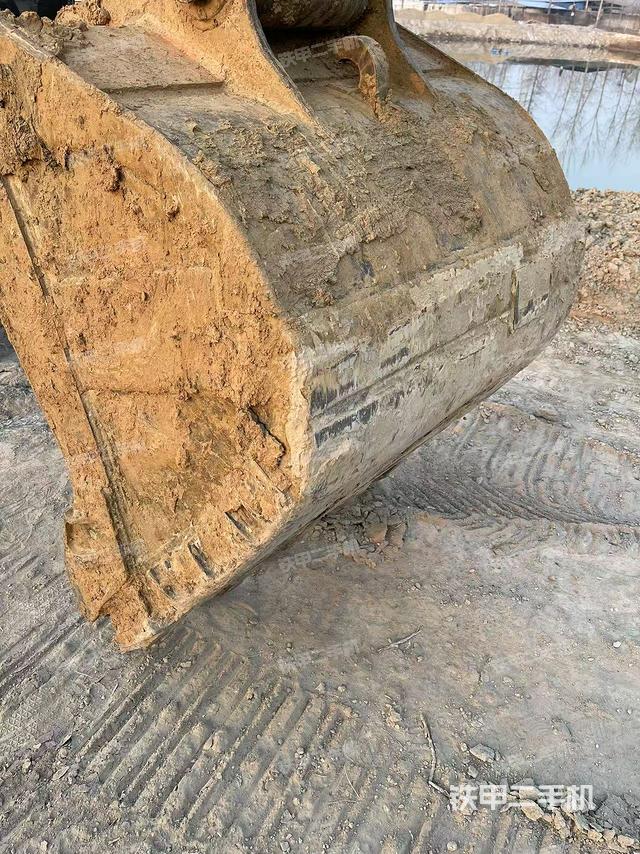 轉(zhuǎn)盤和下車架正前（工作和回轉(zhuǎn)裝置）