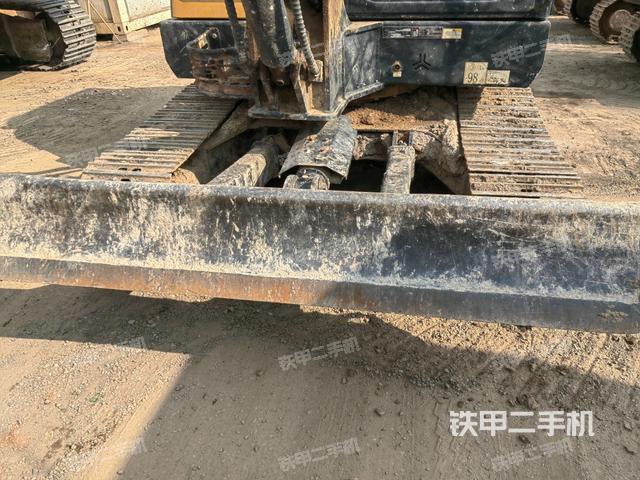 轉(zhuǎn)盤和下車架正前(工作和回轉(zhuǎn)裝置) 轉(zhuǎn)盤和下車架正前(工作和回轉(zhuǎn)裝置)