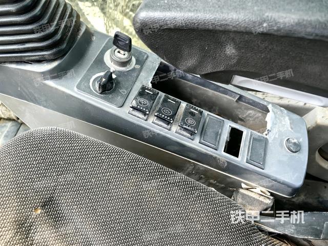 座椅右側(cè)控制臺/鑰匙門/油門/含右手柄（駕駛室部分）