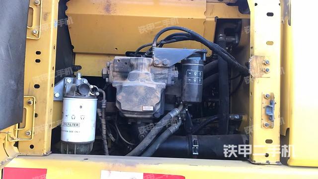 液壓泵艙室正面整體(整機外觀) 液壓泵艙室正面整體(整機外觀)