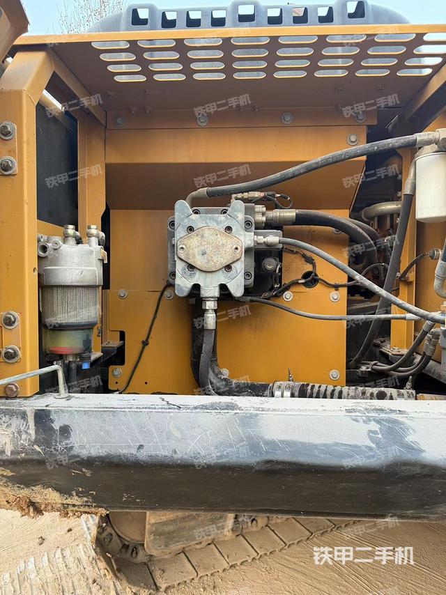 液壓泵艙室正面整體(整機外觀) 液壓泵艙室正面整體(整機外觀)