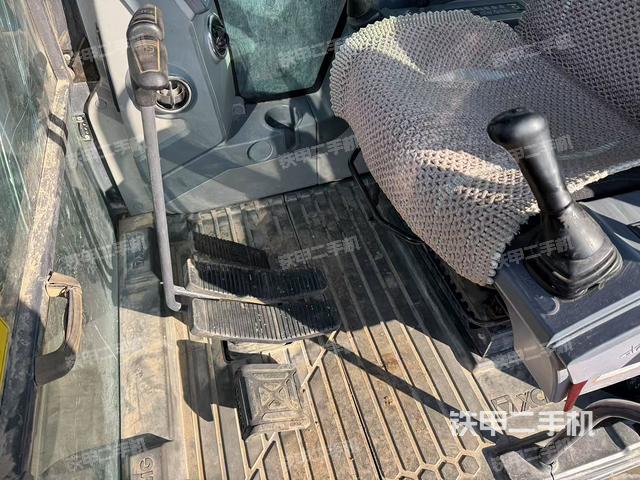 行走控制手柄和踏板?俯拍(駕駛室部分) 行走控制手柄和踏板?俯拍(駕駛室部分)