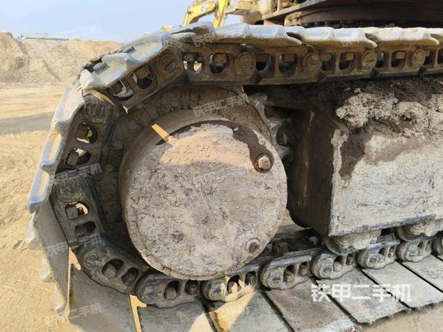 左驅(qū)動輪（行走機構(gòu)）