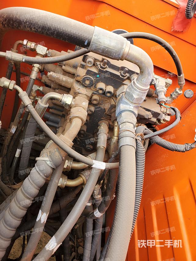 回转马达和主控阀（整机外观）