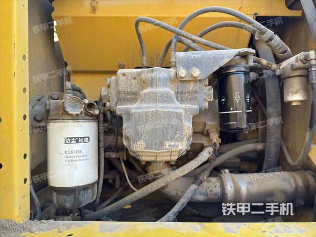 液壓泵艙室正面整體（整機外觀）