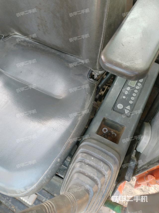 座椅左側(cè)控制臺(tái)/音響/含左手柄(駕駛室部分) 座椅左側(cè)控制臺(tái)/音響/含左手柄(駕駛室部分)