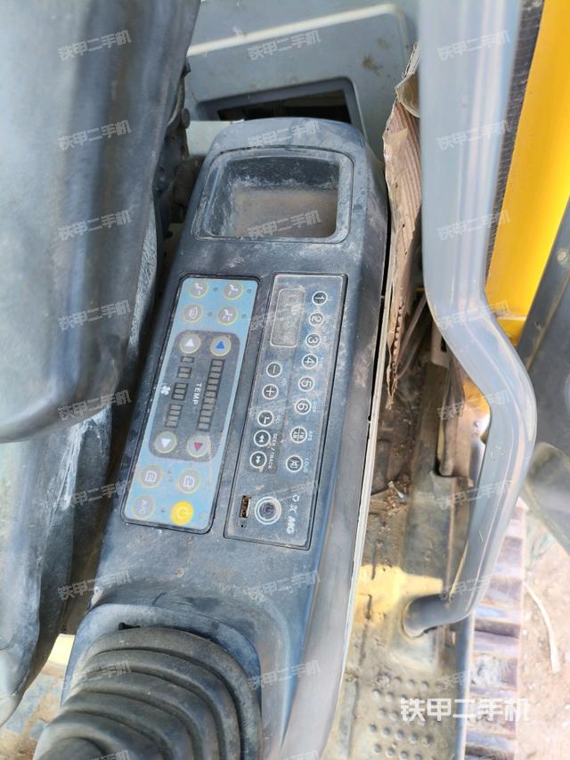 座椅右側(cè)控制臺(tái)/鑰匙門/油門/含右手柄（駕駛室部分）