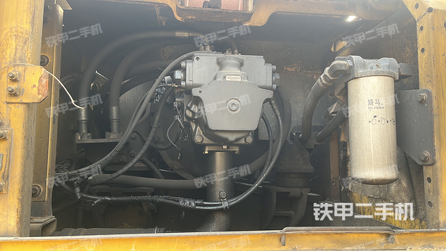 液壓泵艙室正面整體(整機外觀) 液壓泵艙室正面整體(整機外觀)