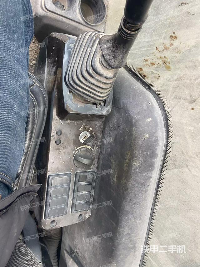 座椅右側(cè)控制臺(tái)/鑰匙門/油門/含右手柄（駕駛室部分）