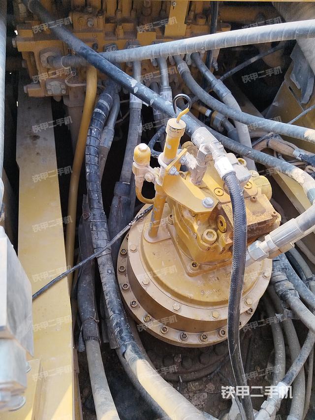 回转马达和主控阀（整机外观）