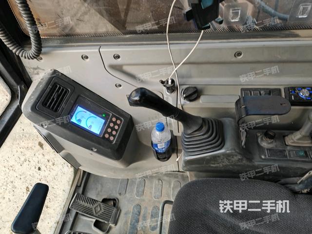 座椅左側(cè)控制臺/音響/含左手柄(駕駛室部分) 座椅左側(cè)控制臺/音響/含左手柄(駕駛室部分)