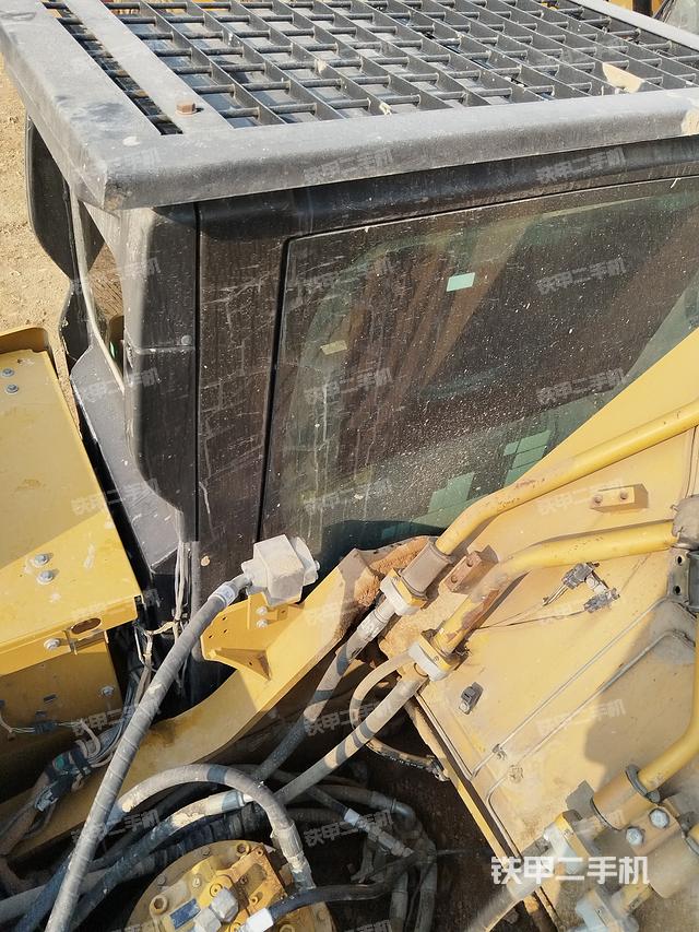 驾驶室顶部（整机外观）