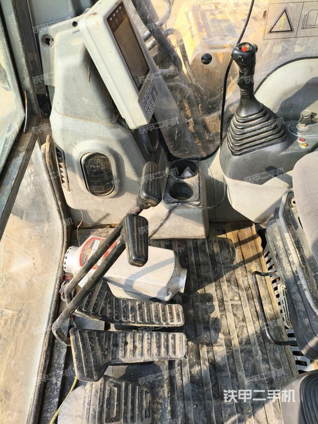 行走控制手柄和踏板?俯拍（駕駛室部分）