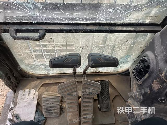 行走控制手柄和踏板?俯拍（駕駛室部分）