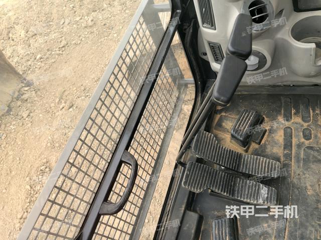 左后方玻璃角標(biāo)(駕駛室部分) 左后方玻璃角標(biāo)(駕駛室部分)
