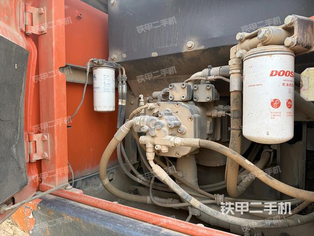 液壓泵艙室正面整體(整機外觀) 液壓泵艙室正面整體(整機外觀)