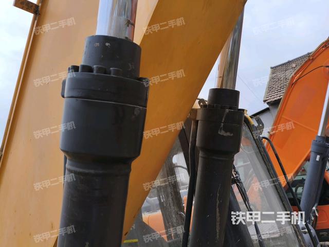 大臂油缸整体 竖拍(工作和回转装置) 大臂油缸整体 竖拍(工作和回转装置)