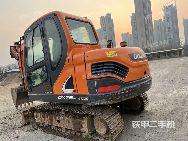 駕駛室頂部(整機(jī)外觀) 駕駛室頂部(整機(jī)外觀)