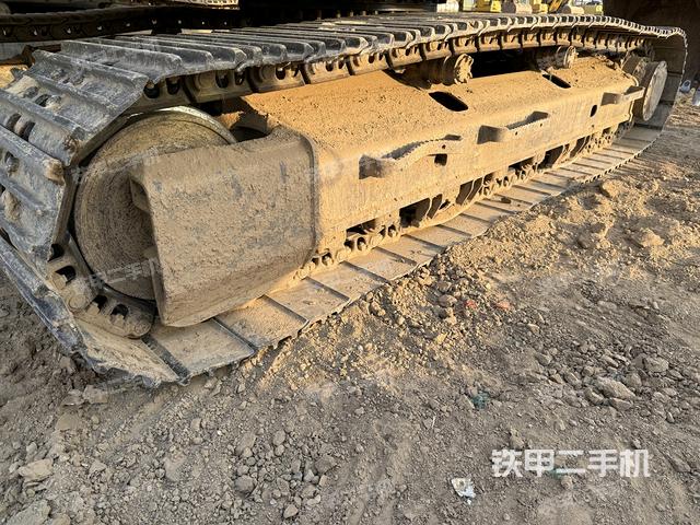 單側(cè)履帶整體(整機(jī)外觀) 單側(cè)履帶整體(整機(jī)外觀)