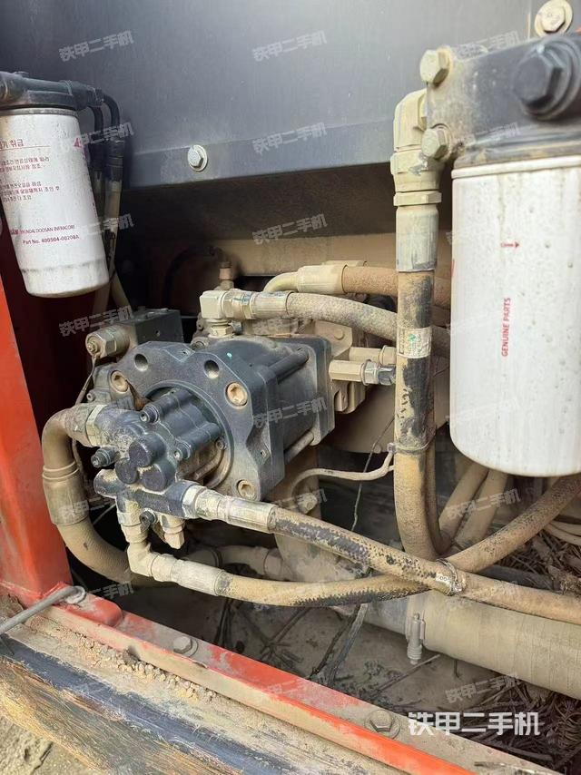 液壓泵艙室正面整體(整機外觀) 液壓泵艙室正面整體(整機外觀)