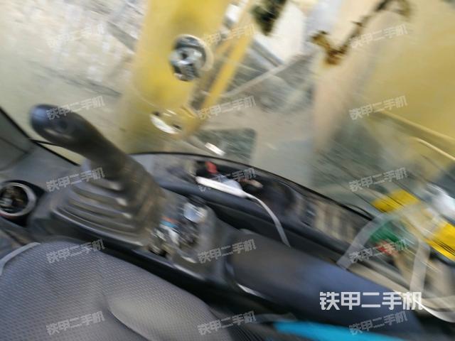 行走控制手柄和踏板?俯拍（駕駛室部分）