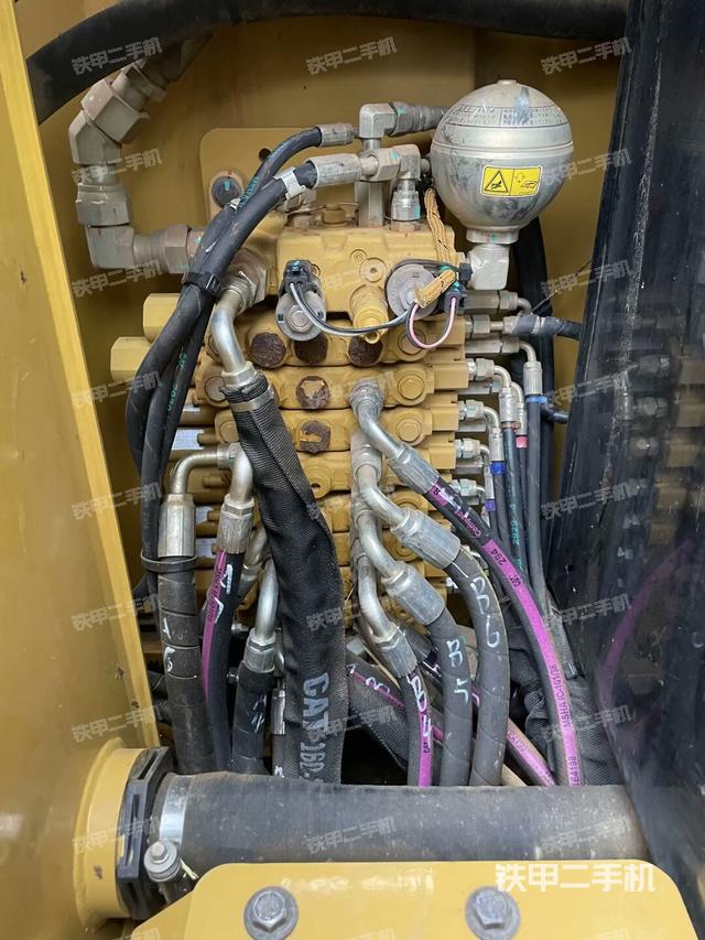 回转马达和主控阀（整机外观）