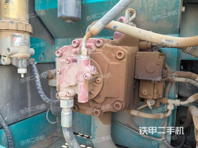 液壓泵艙室正面整體（整機外觀）