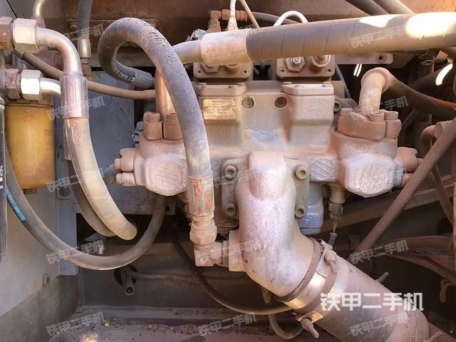 液壓泵艙室正面整體(整機外觀) 液壓泵艙室正面整體(整機外觀)