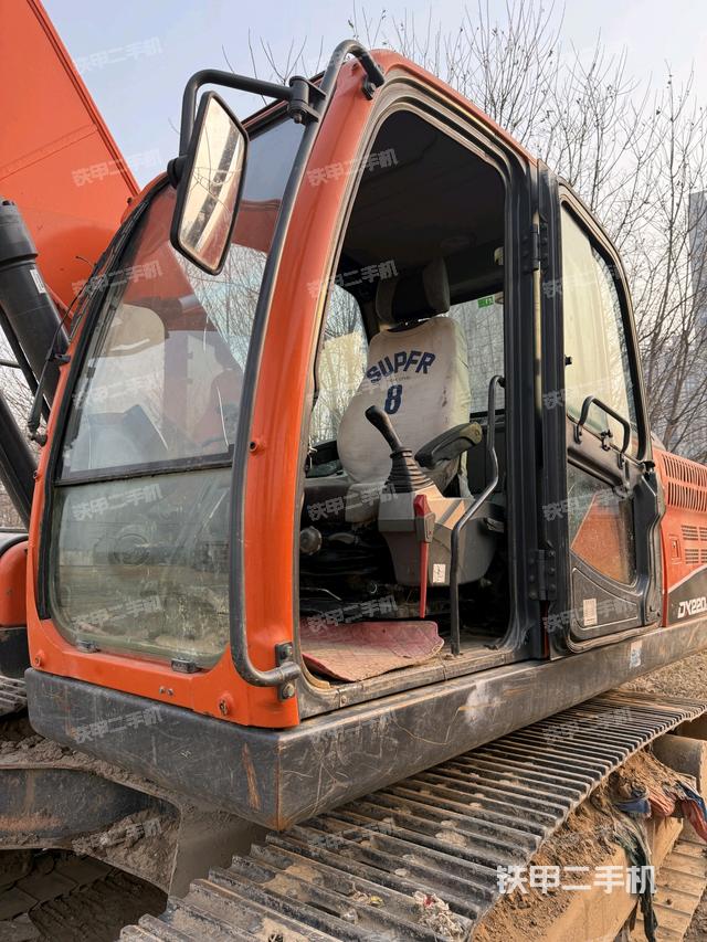 駕駛室整體(整機外觀) 駕駛室整體(整機外觀)