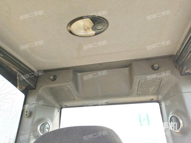 行走控制手柄和踏板?俯拍（駕駛室部分）