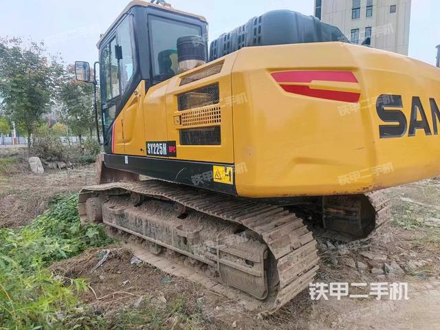 駕駛室整體(整機(jī)外觀) 駕駛室整體(整機(jī)外觀)