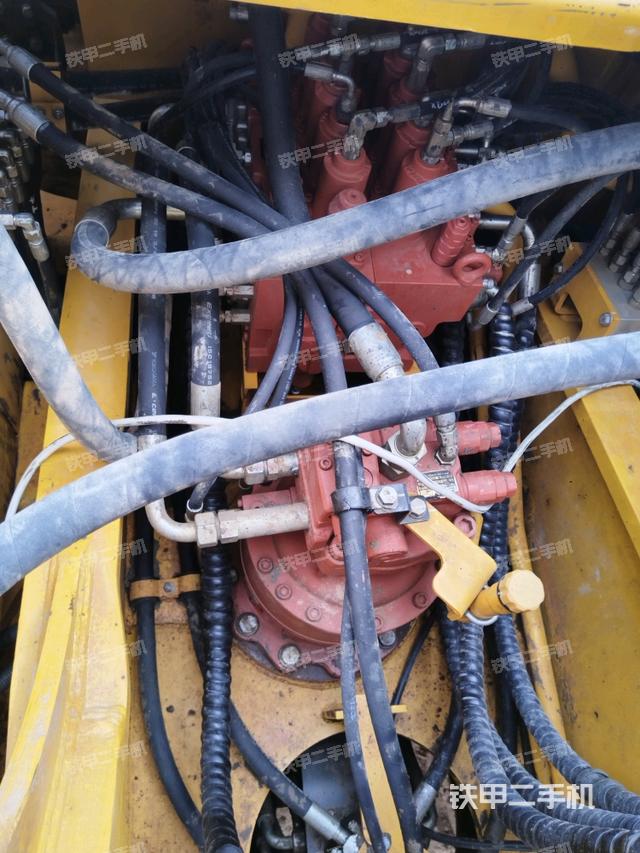 回轉(zhuǎn)馬達(dá)和主控閥（整機(jī)外觀）