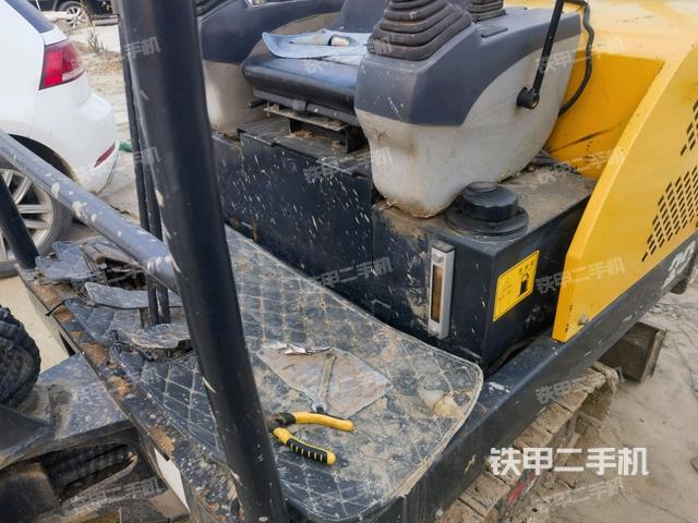 駕駛室整體(整機(jī)外觀) 駕駛室整體(整機(jī)外觀)