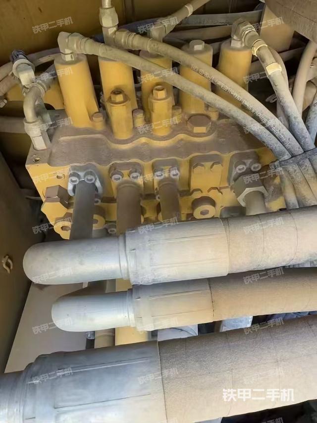 回轉(zhuǎn)馬達(dá)和主控閥（整機(jī)外觀(guān)）