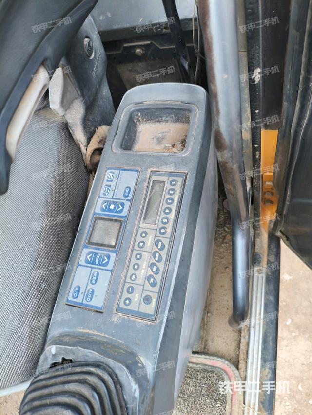 座椅左侧控制台/音响/含左手柄(驾驶室部分) 座椅左侧控制台/音响/含左手柄(驾驶室部分)