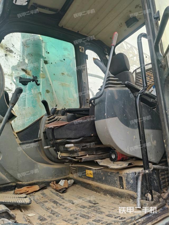 駕駛室頂部(整機外觀) 駕駛室頂部(整機外觀)